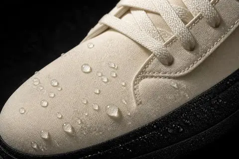 Krople wody na zabezpieczonej powierzchni sneakersów