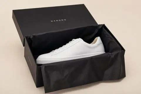 Odnowione sneakersy w czarnym pudełku NANØWO
