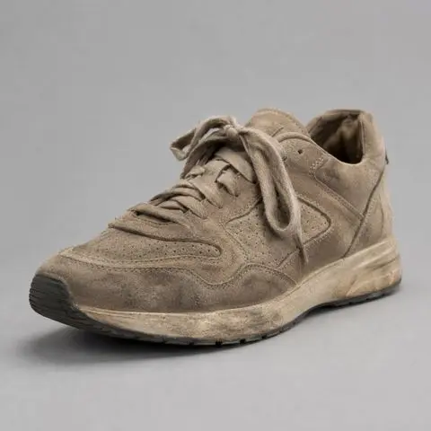 Zamszowy sneaker przed czyszczeniem