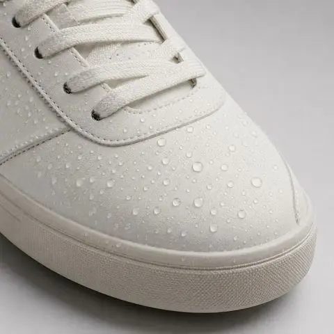 Krople wody na zabezpieczonym białym sneakersie