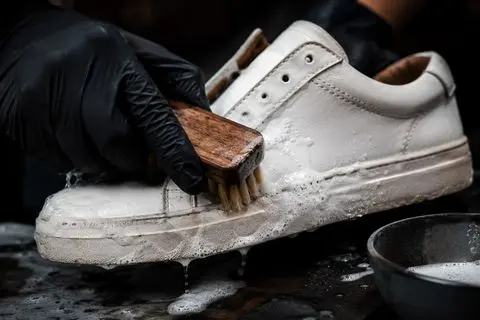 Mycie białego sneakersa szczotką i pianą