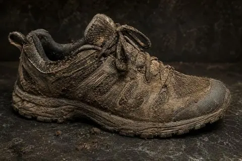 Błotnisty sneaker przed czyszczeniem