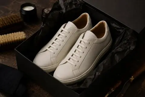 Odnowione białe sneakersy w czarnym pudełku