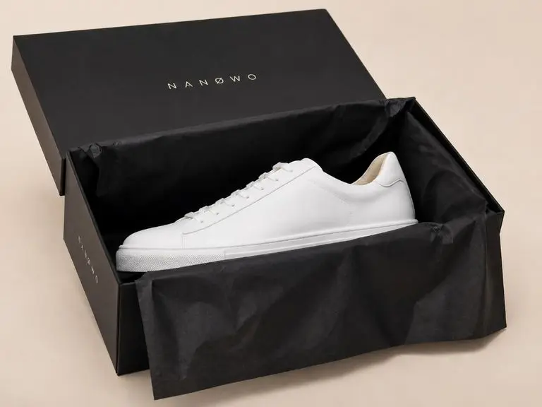 Odnowione sneakersy przygotowane w czarnym opakowaniu NANØWO
